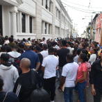 Cientos de personas aglomeradas en el hospital Padre Billini