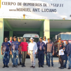 Donación de uniformes al cuerpo de bomberos de Yaguate