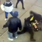 Pelea entre migrantes y policías en Times Square causa controversia