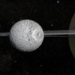 Mimas, el satélite de Saturno, puede encerrar un océano oculto bajo la superficie