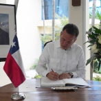 Personalidades firman libro de condolencias en la embajada de Chile