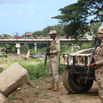 Soldados de las fuerzas del Cesfront en alerta en la frontera por Dajabón