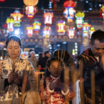 Asia recibe el Año Nuevo Lunar con visitas a templos y celebraciones