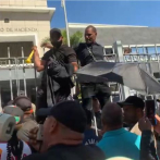 Agentes pensionados se encadenan frente al Ministerio de Hacienda