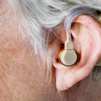 Conape suple audífonos a adultos mayores con sordera