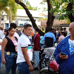 Decenas de personas dicen presente a las afueras del club Los Prados, en el Distrito Nacional