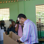 Luis Alberto Tejeda vota y dice quiere convertir a SDE en una “ciudad limpia, organizada y ordenada”