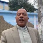 Sacerdote denuncia atropello policial durante detención de un padre con su hija frente a escuela