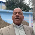 Atropello policial durante detención de un padre con su hija frente a escuela es denunciado por sacerdote