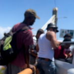 Ciudadanos detienen mujer que intentó lanzarse del puente Juan Bosch