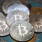 El bitcóin bate nuevo récord cerca de los 73,700 dólares antes de retroceder