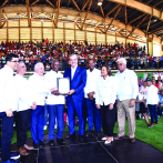 Abinader entrega miles de títulos en Santo Domingo Este y varias obras en el DN