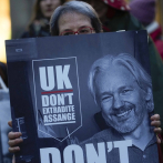 China le da la mano a Assange y aboga porque se le juzgue con 
