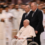 En silla de ruedas, el papa Francisco lava los pies a doce reclusas este Jueves Santo