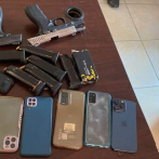 Arrestan a dos haitianos, incluido un policía, con dinero para comprar armas en Elías Piña