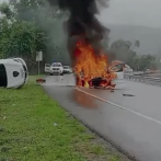 Jeepeta impacta a camioneta de la Digesett y luego se incendia, en la autopista Duarte