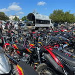 Largas filas para retirar motocicletas incautadas durante la Semana Santa en Santiago