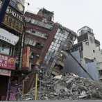 Réplicas de sismo que ha dejado varios muertos en Taiwán detienen demolición de edificio inclinado
