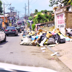 La basura arropa las principales calles del poblado de Los Alcarrizos