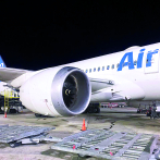 Avión se averió en pista del AILA continúa varado en espera de su reparación
