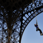 Francesa establece récord mundial al subir 110 metros de la Torre Eiffel a pulso con una cuerda