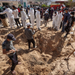 Decenas de cuerpos exhumados en un hospital de Gaza, donde Israel promete aumentar su presión