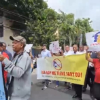 Decenas de padres protestan contra profesores de ADP: “Queremos clases, no queremos suspensión”