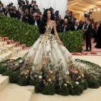 Katy Perry desfila por el Met Gala por medio de la inteligencia artificial y engaña a su madre