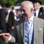 Carlos III asiste sonriente a una fiesta en los jardines del palacio de Bukingham