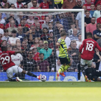 Arsenal vence al Manchester United y lleva la carrera por el título a la última fecha