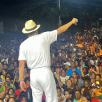 Hombre saca una pistola y apunta al escenario en fiesta de Wason Brazoban