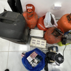 Confiscan arma de fuego ilegal, electrodomésticos y otros objetos durante allanamientos