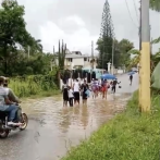 Vías inundadas afectan a comunidad estudiantil en Villa Mella