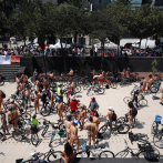 Personas desnudas en Ciudad de México protestan para promover el uso de bicicletas