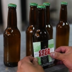 Una bebida de coca antigua es la nueva cerveza de moda de Bolivia