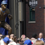 Los Cubs revelan una estatua de Ryne Sandberg en una posición defensiva