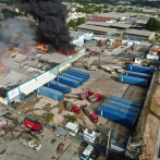 Drones del 911 y 16 unidades de bomberos trabajan para controlar incendio en Autopista Duarte