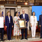Presidente Abinader premia a quince docentes con ocasión del Día del Maestro