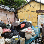 Mujer de 62 años vende botellas plásticas para su sustento y pagar alquiler en su precaria vivienda