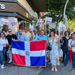 Colectivo de dominicanos en Madrid protestan por costo de servicios consulares