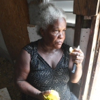Mujer de 62 años que vende botellas espera por una promesa de ayuda del gobierno