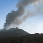 Erupción del volcán Etna en Italia y nube de humo obliga a desviar vuelos