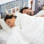 Los especialistas afirman que dormir por separado tiene beneficios para las parejas