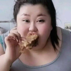 Muere la influencer china Pan Xiaoting mientras hacía una transmisión en vivo comiendo en exceso