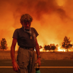 Bomberos, asistidos por un clima más fresco, combaten gran incendio en California