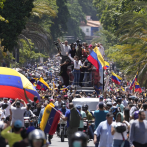 Los venezolanos se lanzan a las calles: unos apoyan a Maduro, otros a Corina y a Edmundo