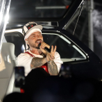 J Balvin se inspira para seguir su carrera en su primer carro: un Volkswagen Gol rojo