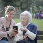 Los humanos envejecen de manera drástica en dos etapas: a los 44 y a los 60