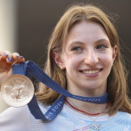 Gimnasta rumana Ana Barbosu recibe la medalla de bronce que se pensaba era de Jordan Chiles