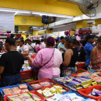 Con la queja de altos precios, largas filas y calor padres hacen compras por inicio de año escolar